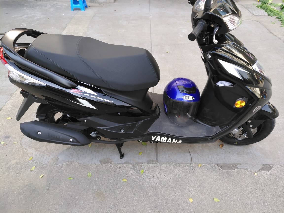 出一辆只开了一千多公里的雅马哈迅鹰踏板摩托车
