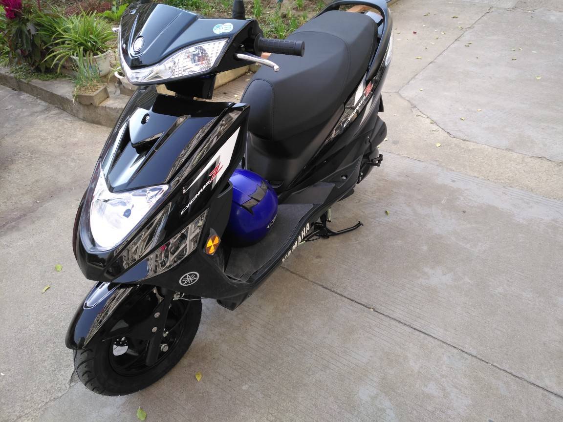出一辆只开了一千多公里的雅马哈迅鹰踏板摩托车