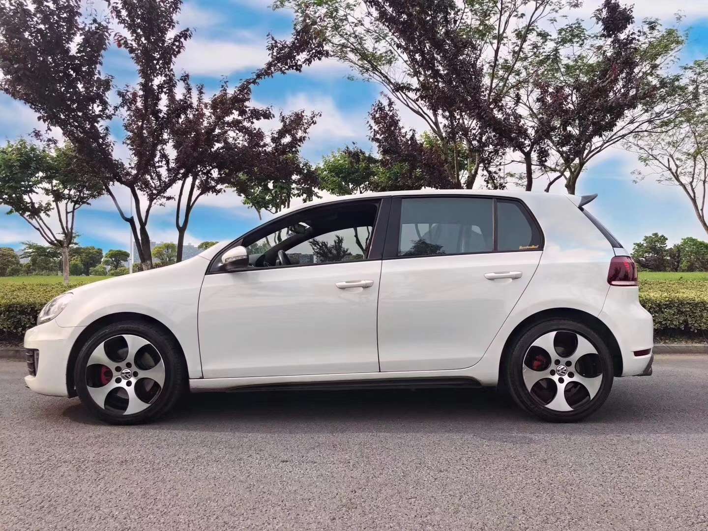白色高尔夫gti 11年上牌 八万公里 纯素车 无改装!