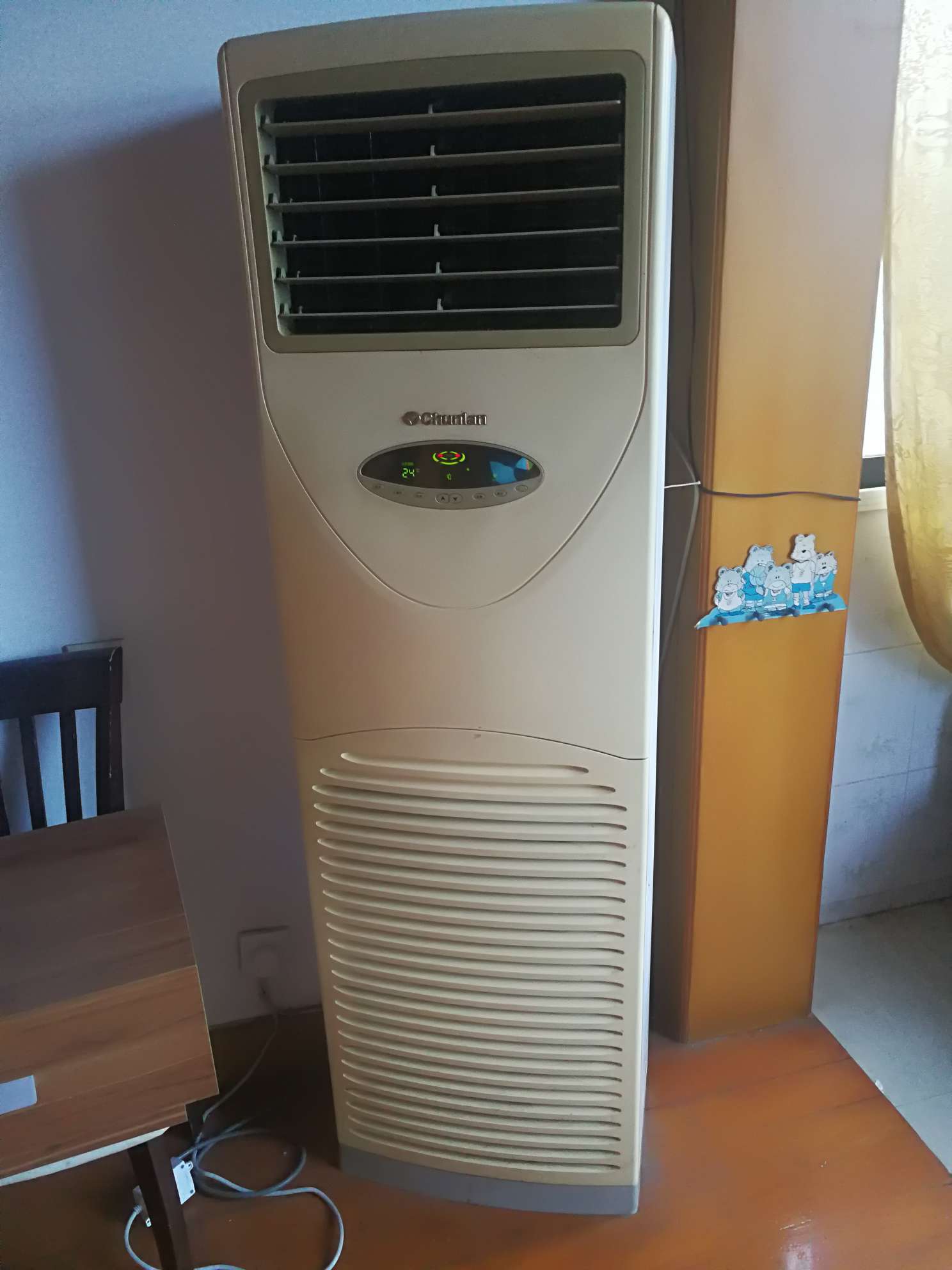 5p空调  荣事达冰箱180l  海尔热水器60l  康纳造机  实木餐桌  煤气