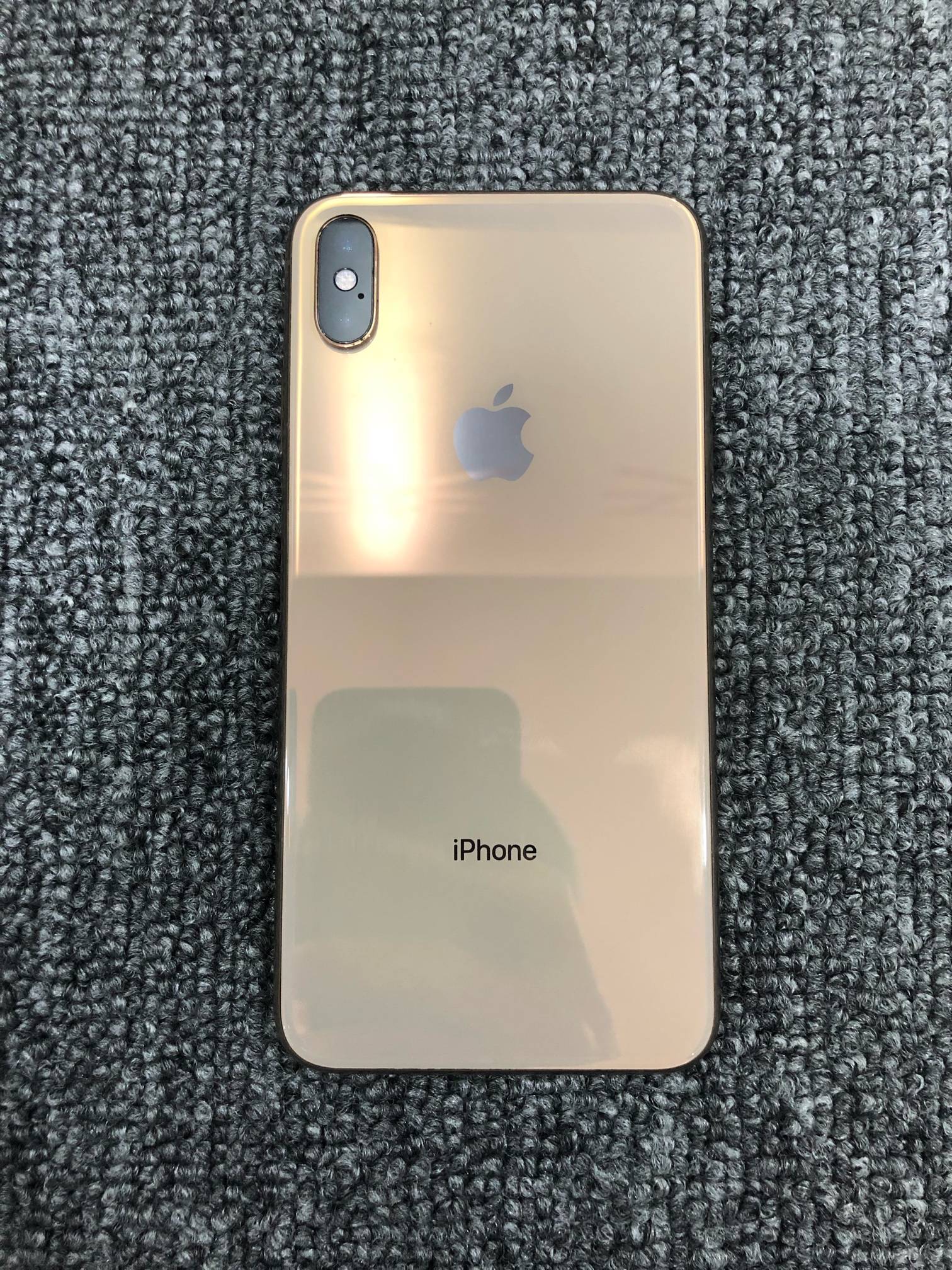 低价出两台国行苹果xs max!一台256g白色!一台64g金色!