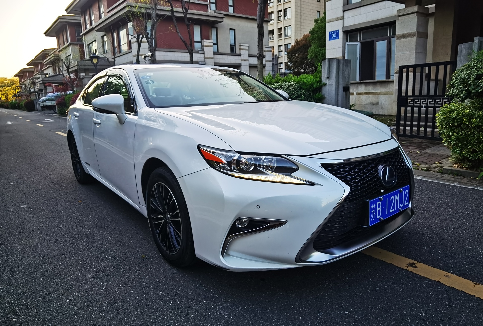 雷克萨斯4s认证二手车17年es300h珍珠白