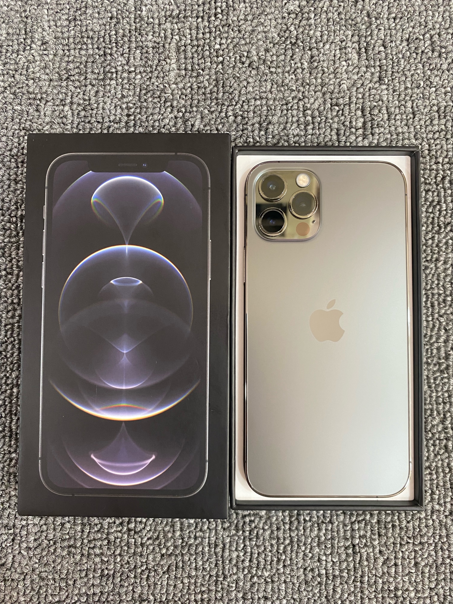 出12pro 128g 石墨灰 全套 国行双卡 成色完美,5月份激活的,需要的私