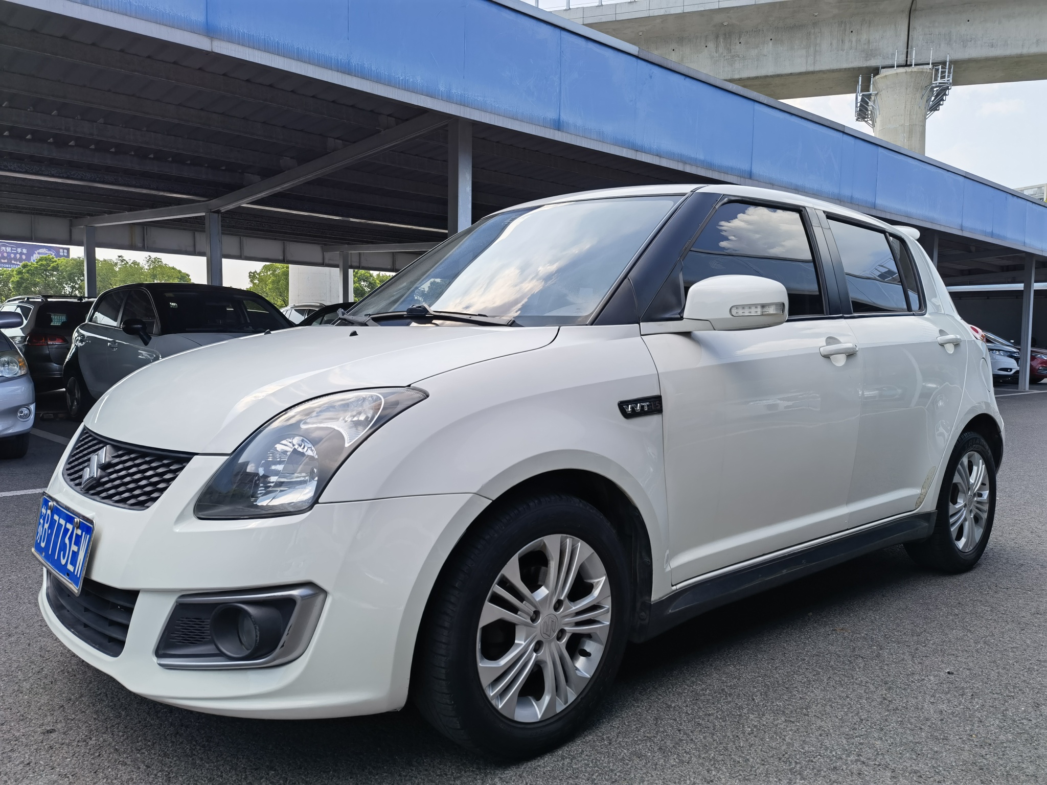 2014年铃木新款雨燕15自动挡特别运动限量版一手车白色外观大屏导航四