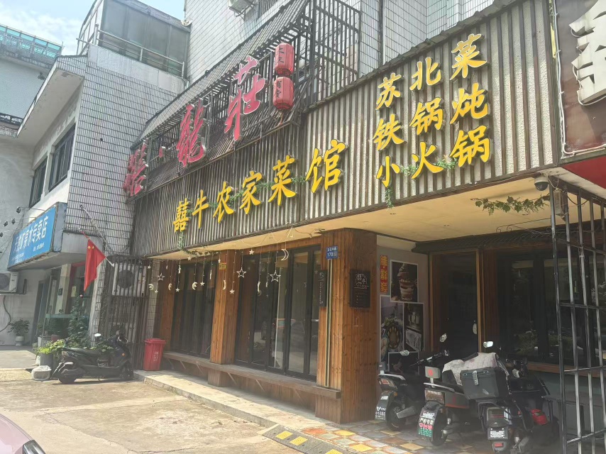 江阴市文化中路70号，（大桥路），三间二层287平方，门面房朝东。